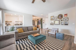 Vegas-Style Desert Luxury: Themed Bedrooms, Game Room, Fire Pit & Jacuzzi. Only 20 min to the Strip!